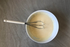 À l’aide d’un fouet, dans un cul-de-poule (ou saladier), battre les jaunes avec le sucre. (sucre blanc + vanillé) - Recette Cake façon Savane