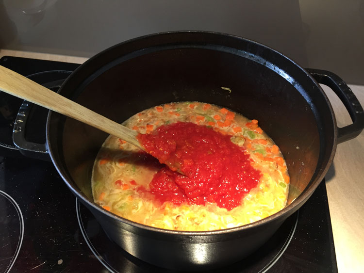 Ajoutez la pulpe de tomate 600 grammes environ (une boîte et demie) - Osso Bucco Veau