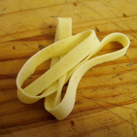 Réalisation de tagliatelle à la machine à pâte