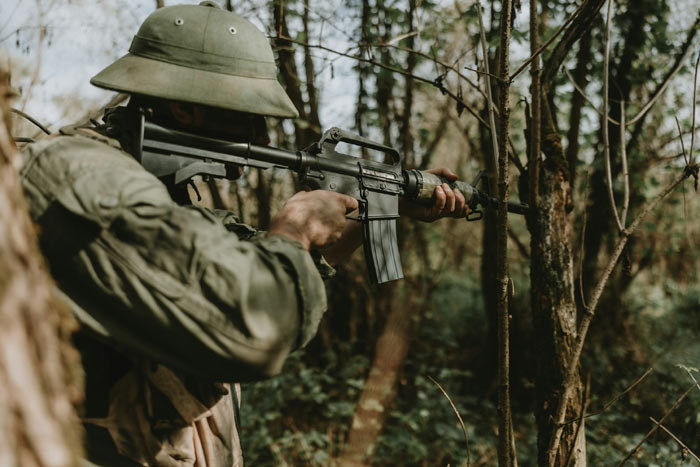 Soldat visant en forêt